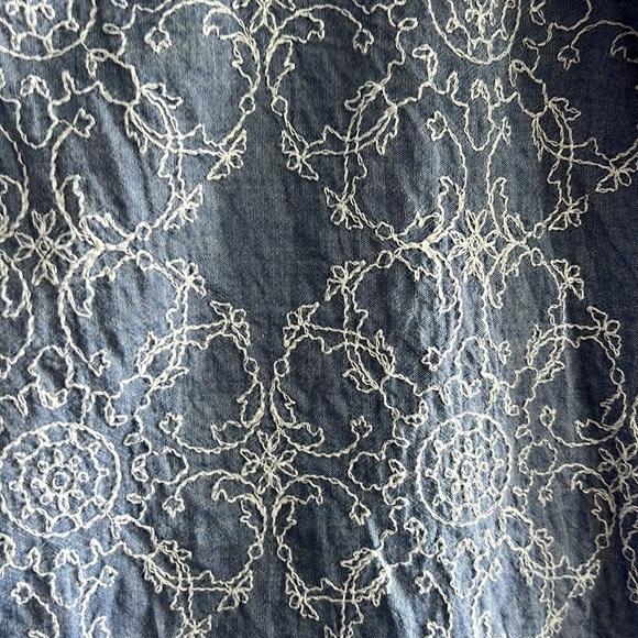 LOFT Blue and White embroidered flutter sleeve Blouse- size M - Picture 3 of 5